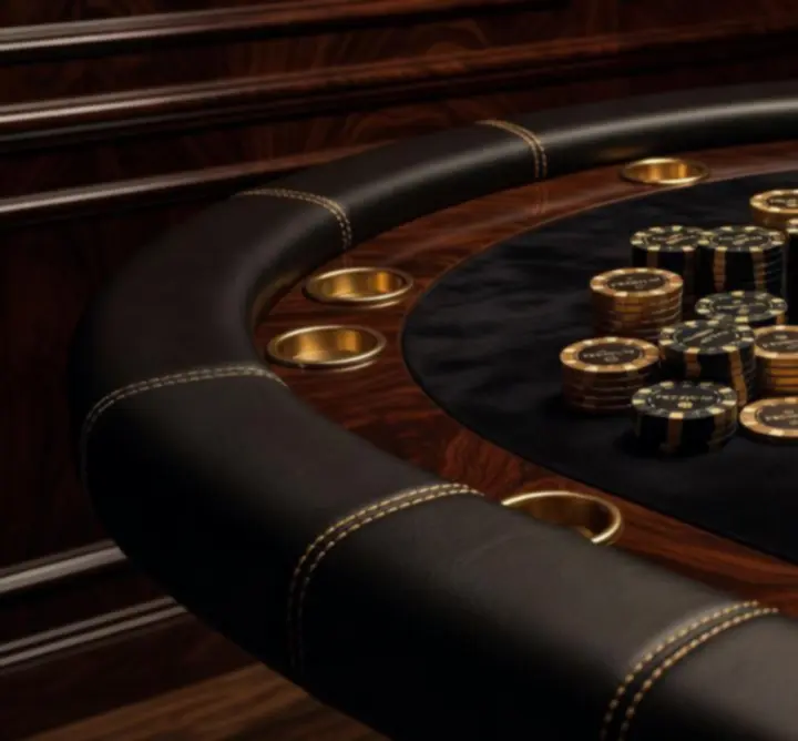 Detail van een professionele pokertafel met kaarten en chips.
